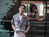厄德高被利兹联球员放倒右肩疑似受伤，队医检查后仍能坚持比赛